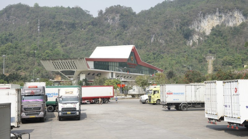 Gỡ vướng cho hàng trăm xe nông sản bị ùn tại cửa khẩu