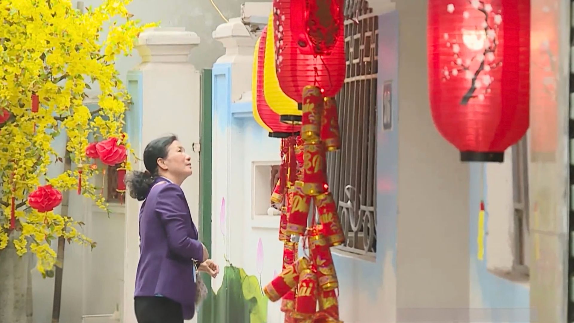 Trang hoàng ngõ phố chuẩn bị đón xuân 