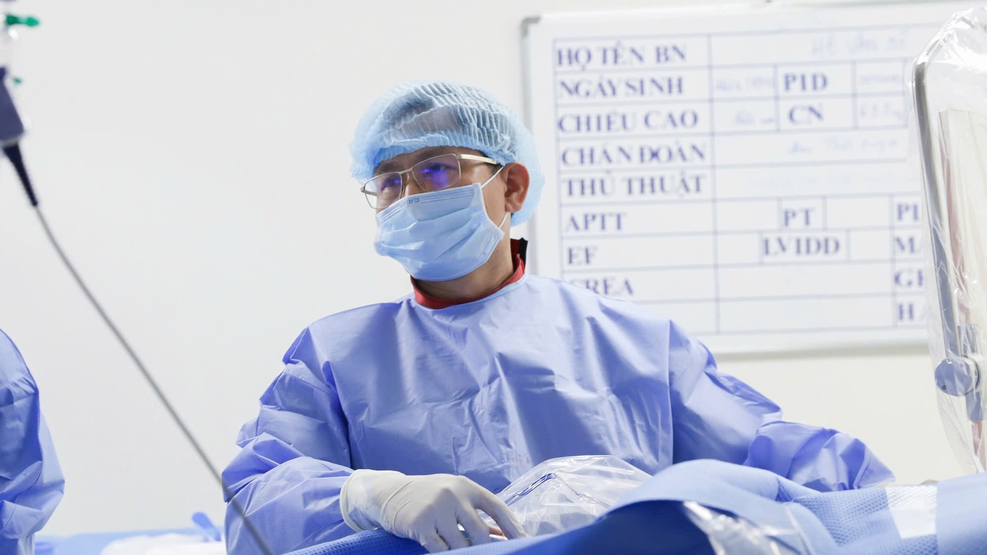 Đang nằm cấp cứu, bác sĩ vẫn rời giường bệnh để cứu bệnh nhân 'ngàn cân treo sợi tóc'