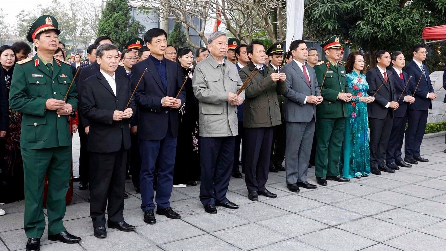 Tổng Bí thư Tô Lâm dâng hương tưởng nhớ các cố Tổng Bí thư