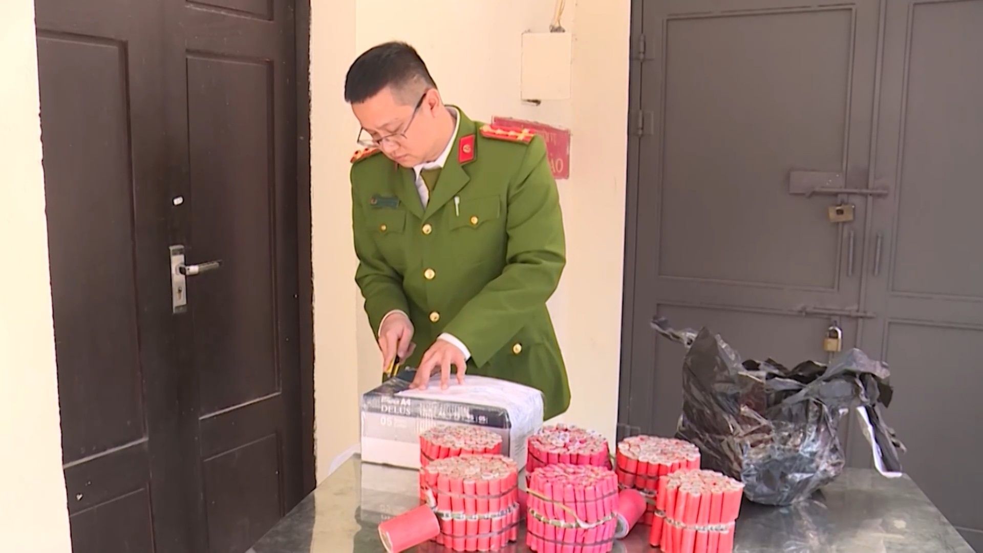 Công an Hà Nội ngăn chặn pháo nổ trái phép