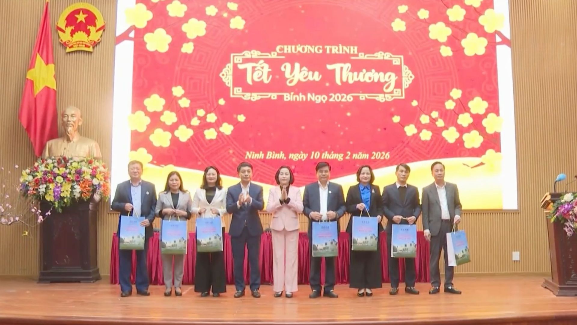 Phó Chủ tịch Quốc hội thăm, tặng quà Tết các hộ nghèo