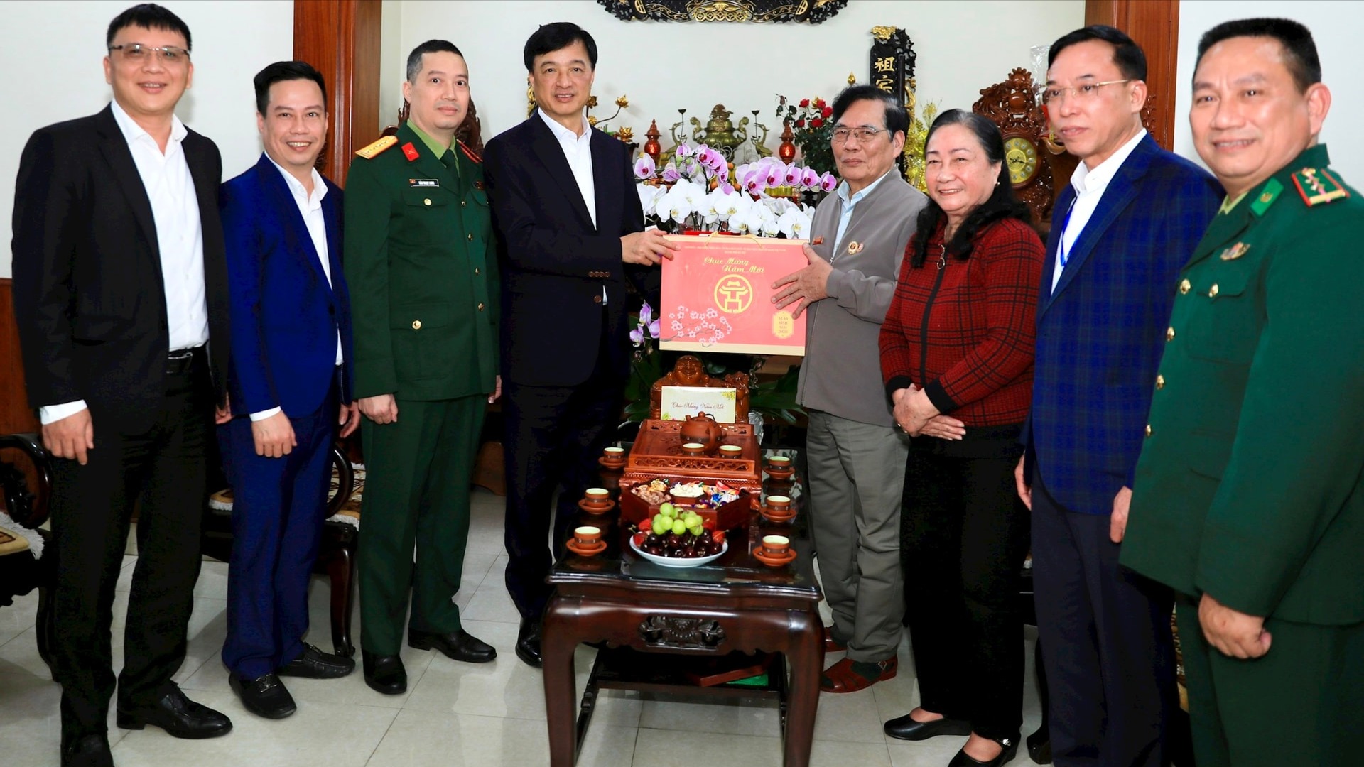 Bí thư Thành ủy thăm, chúc Tết gia đình người có công 