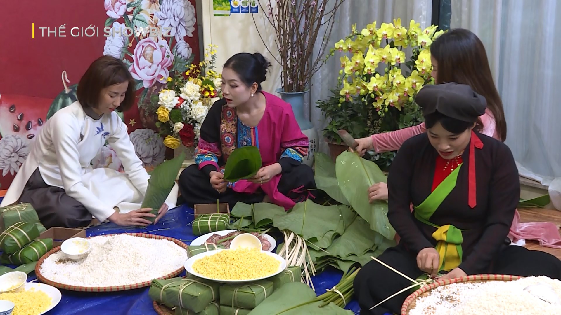 Nghệ sĩ miền Bắc 'tranh tài' gói bánh chưng Tết