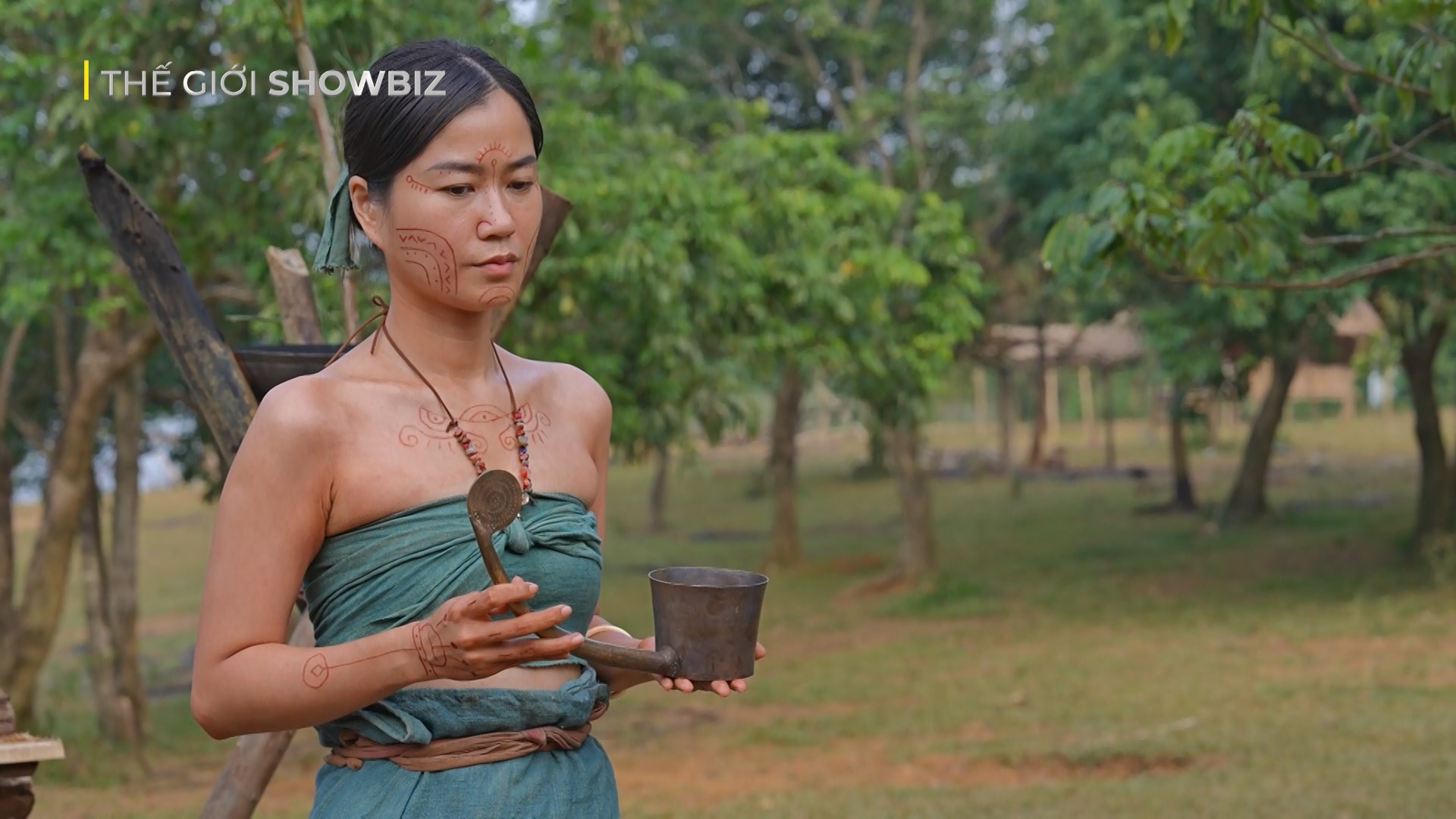 Lâm Vỹ Dạ, Hứa Minh Đạt gây ngỡ ngàng với 'răng đen, xăm mặt'