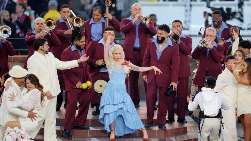 Lady Gaga xuất hiện bất ngờ tại Super Bowl Halftime Show 2026