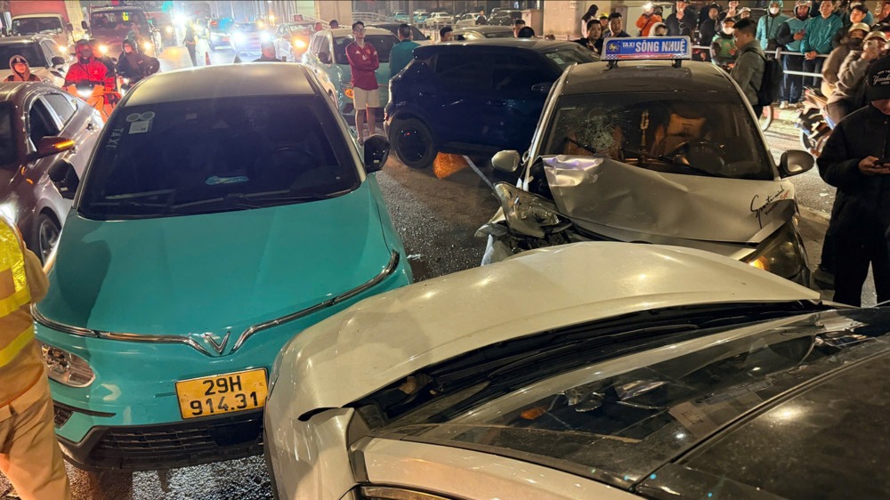 Xe ô tô đi ngược chiều gây tai nạn liên hoàn