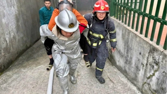 Cứu thành công hai bà cháu trong vụ cháy tại Tây Hồ