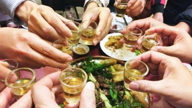 Cảnh báo ngộ độc rượu dịp Tết
