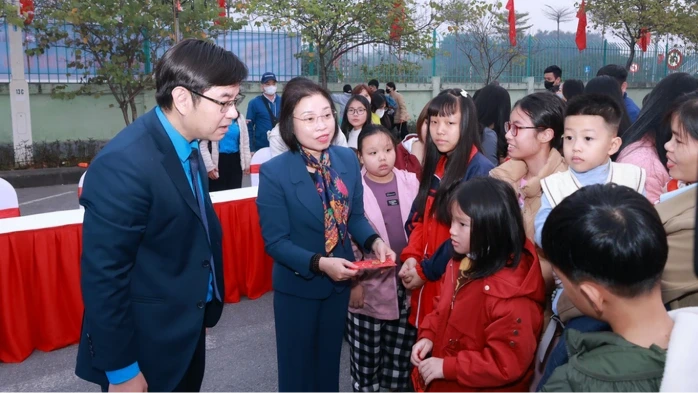 Công đoàn Hà Nội đưa 1.200 công nhân về quê đón Tết