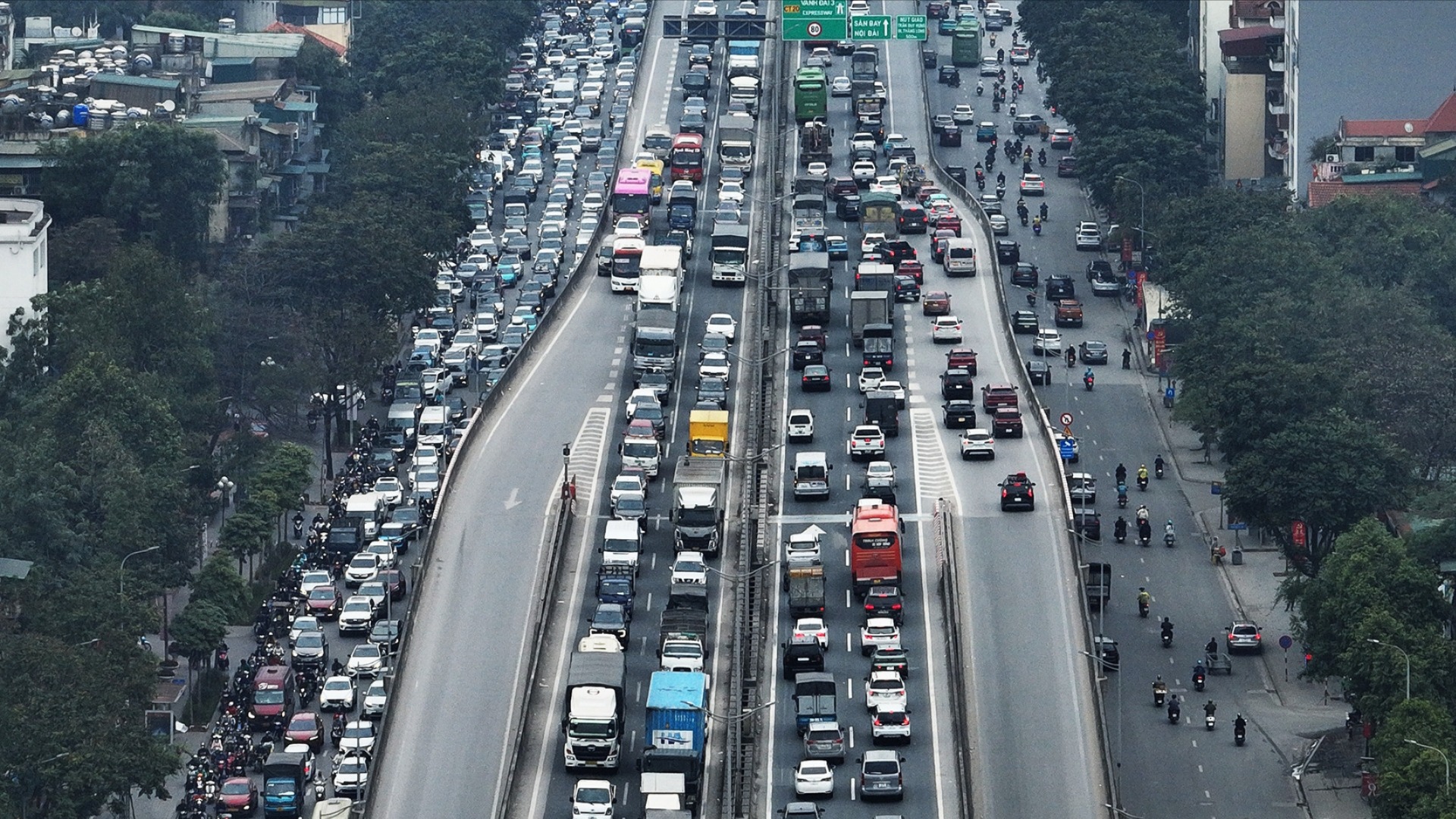 Giao thông vẫn khó tại các cửa ngõ Thủ đô