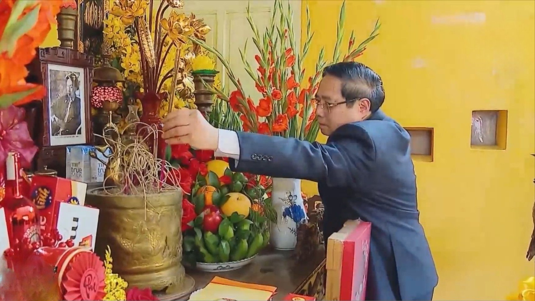 Thủ tướng dâng hương tưởng nhớ Chủ tịch Hồ Chí Minh