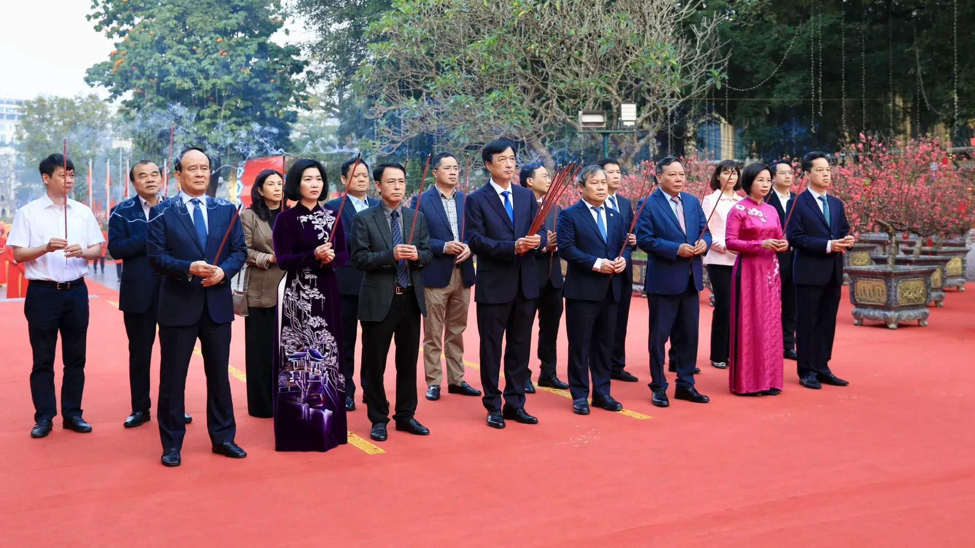 Lãnh đạo thành phố Hà Nội dâng hương tại các di tích lịch sử