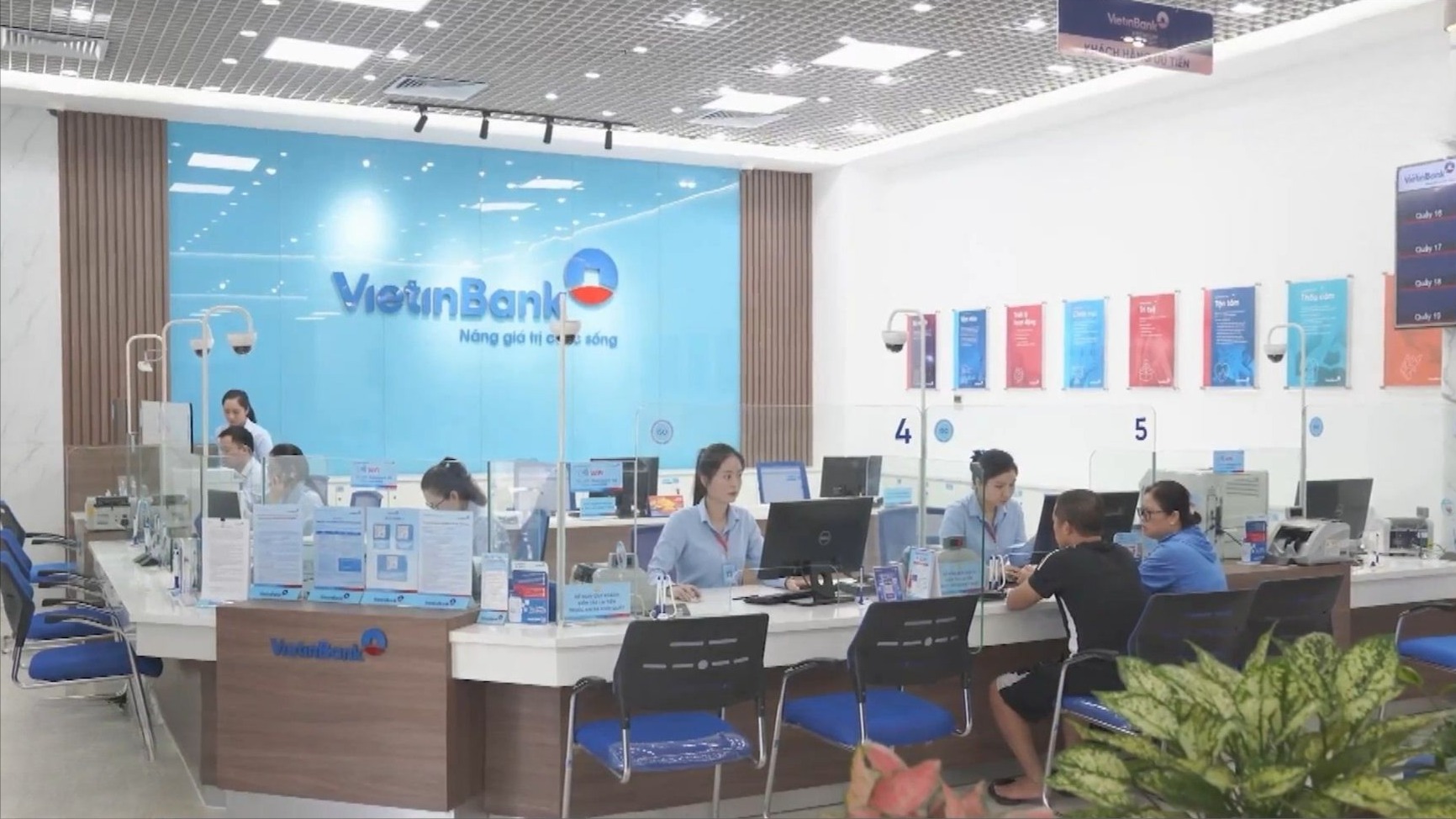 Tín dụng phân hóa, lãi suất bất động sản tăng cao