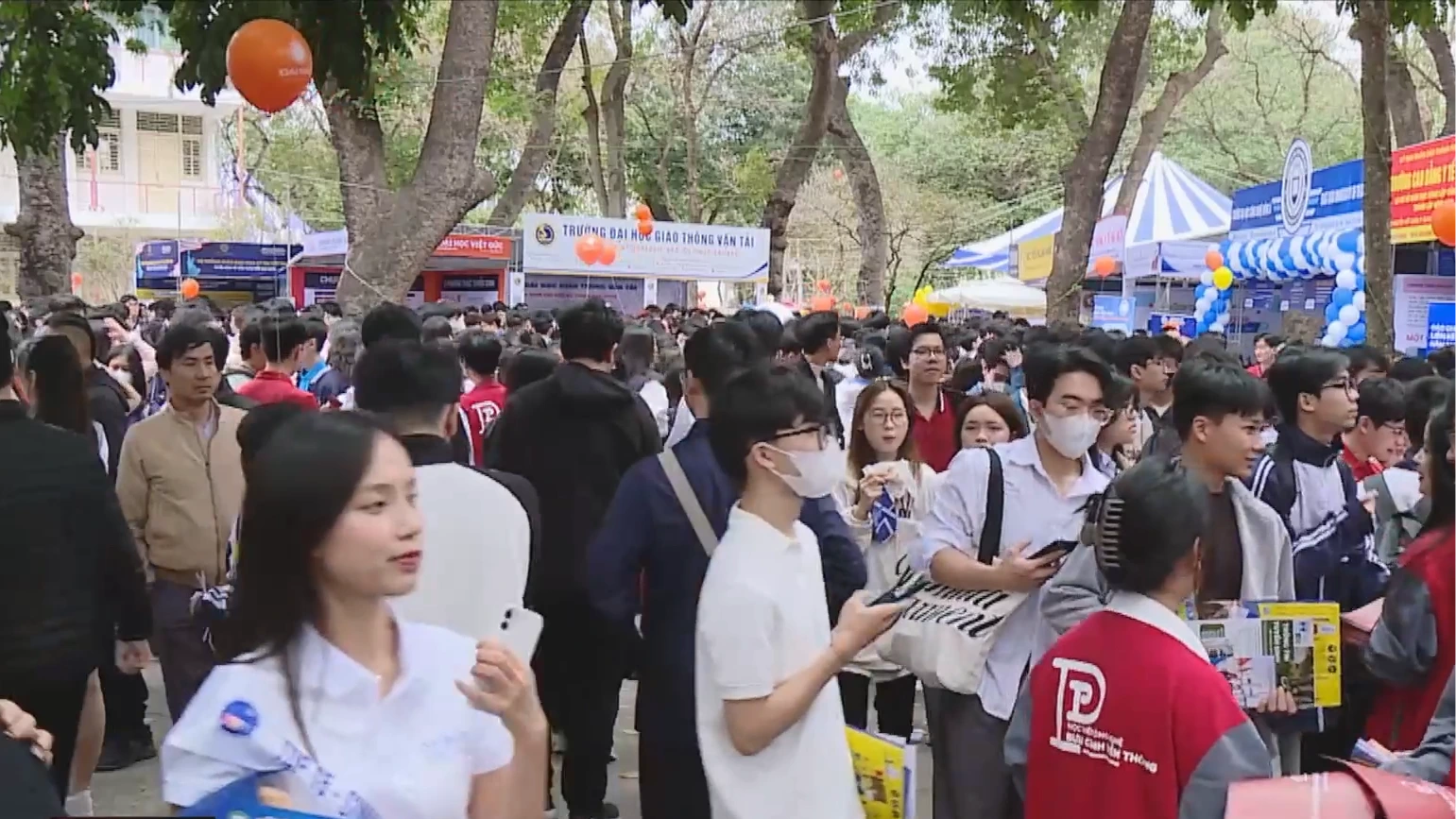 Siết 10 nguyện vọng xét tuyển đại học: Giảm ảo, tăng áp lực?