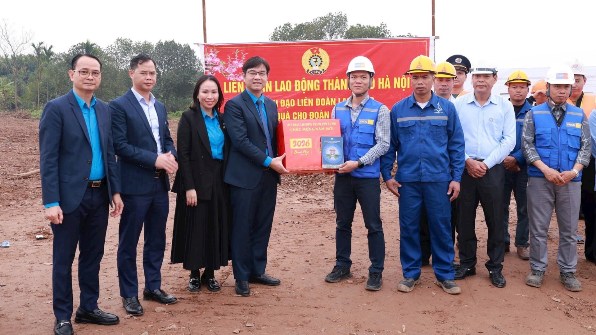 Động viên công nhân làm việc xuyên Tết tại công trình trọng điểm