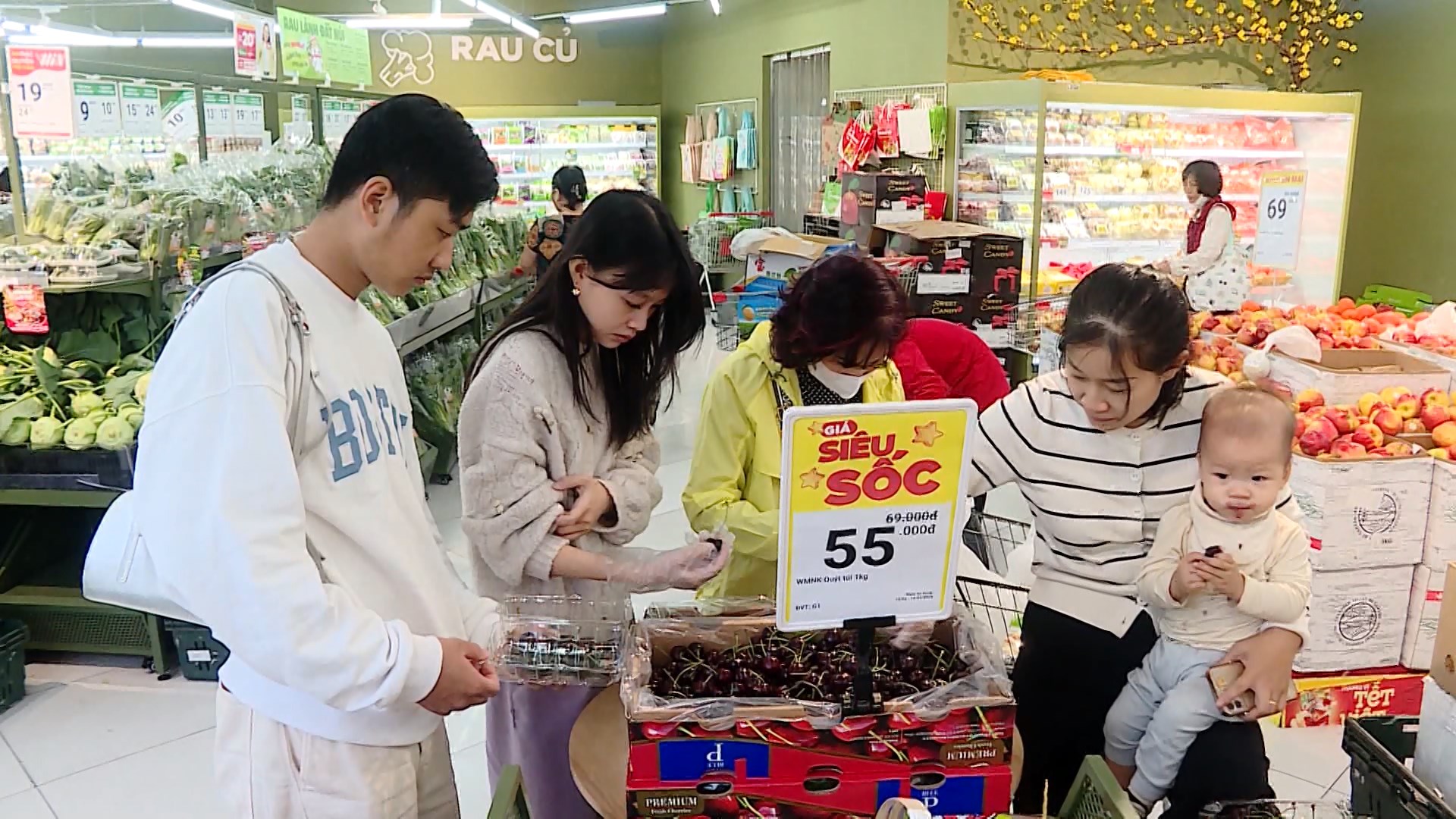 Siêu thị đông khách ngày đầu nghỉ lễ