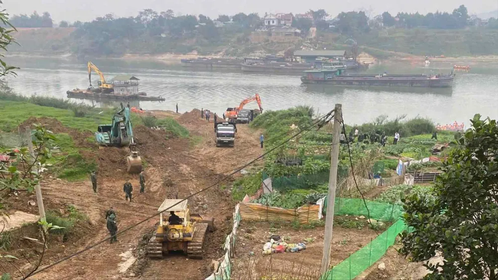 Gấp rút lắp cầu phao sông Lô trước 29 Tết