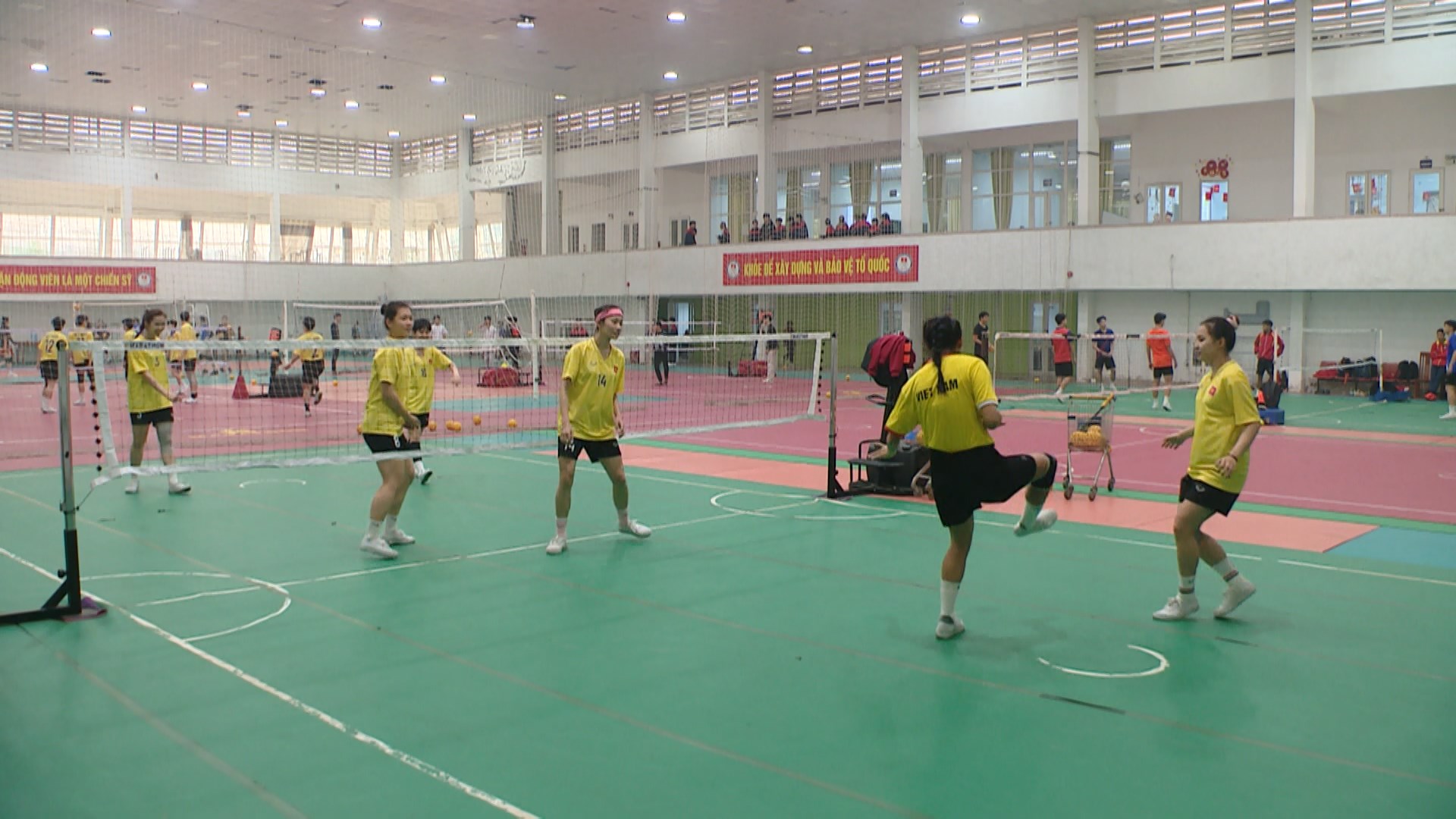 Cầu mây nữ Việt Nam giữ thể trạng ngày Tết