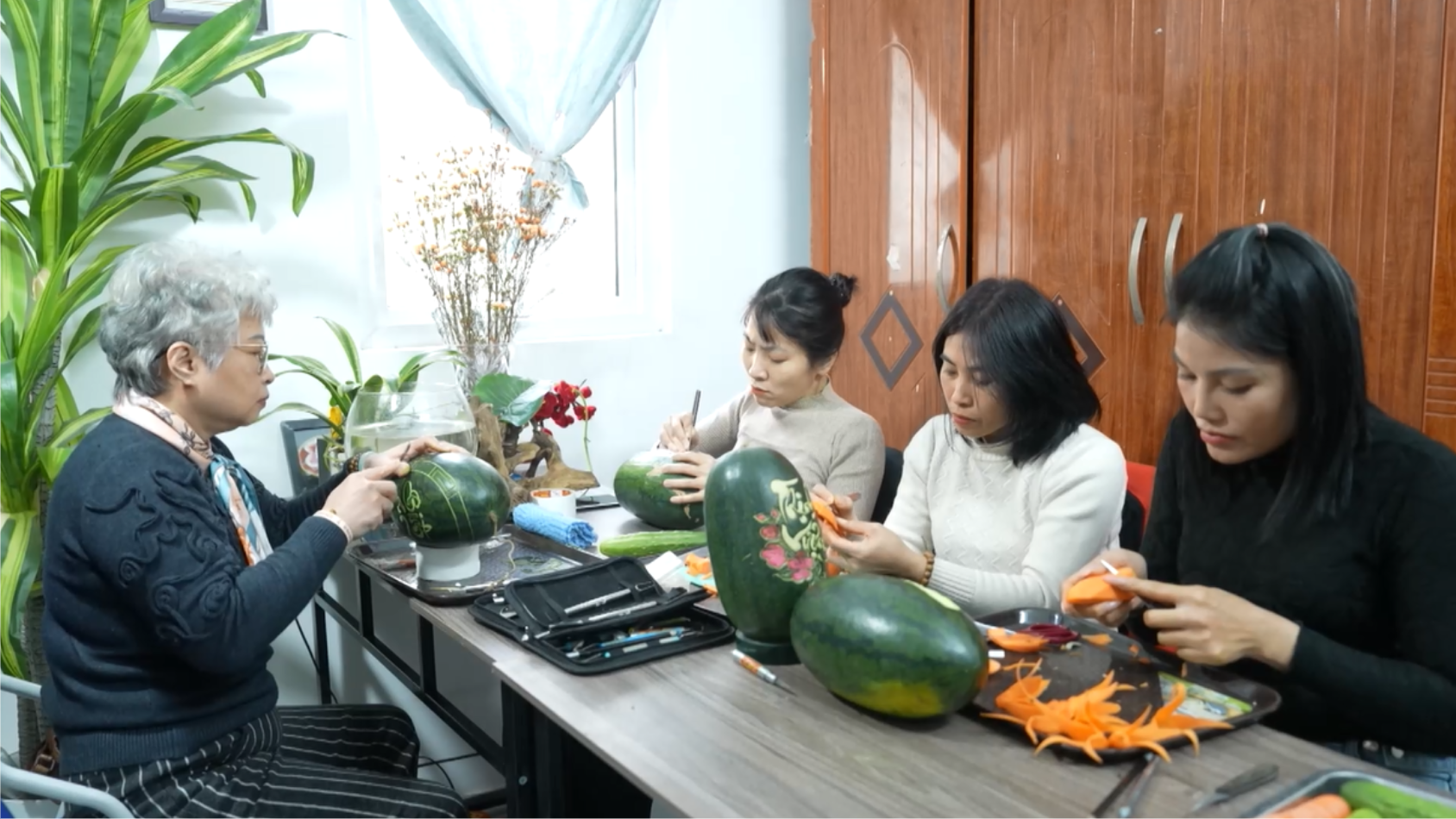 Thổi hồn Tết Việt qua nghệ thuật điêu khắc hoa quả | Văn hóa và sự kiện | 14/02/2026