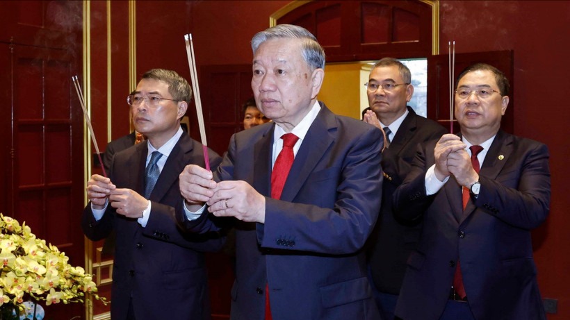 Tổng Bí thư dâng hương tại Khu di tích Hoàng thành Thăng Long