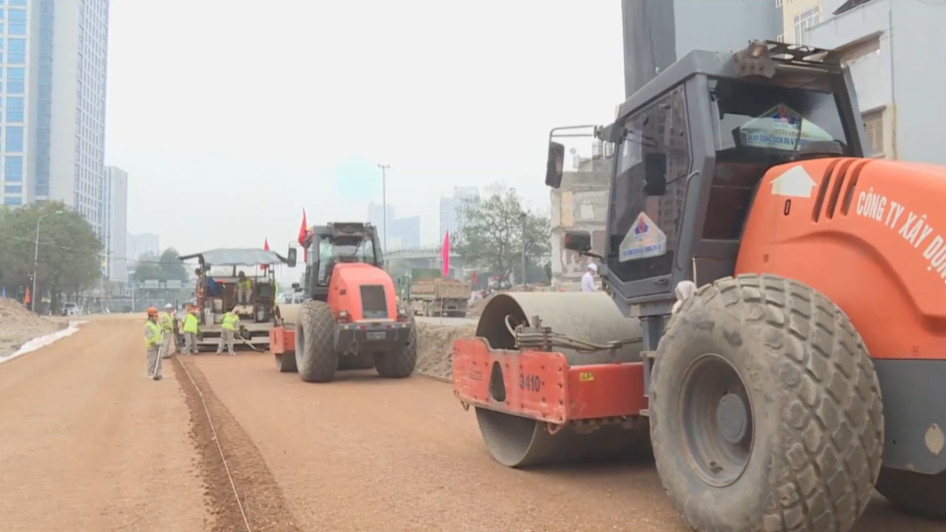 Đường Vành đai 1 Hà Nội rộn ràng thi công xuyên Tết