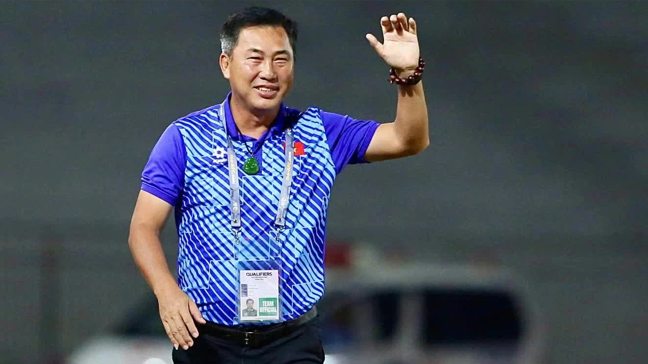 HLV Hứa Hiền Vinh cập bến CLB Becamex TP.HCM