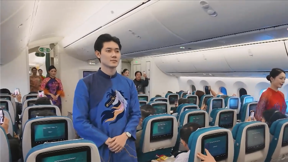 Hương sắc Tết trên những chuyến bay đầu Xuân Bính Ngọ