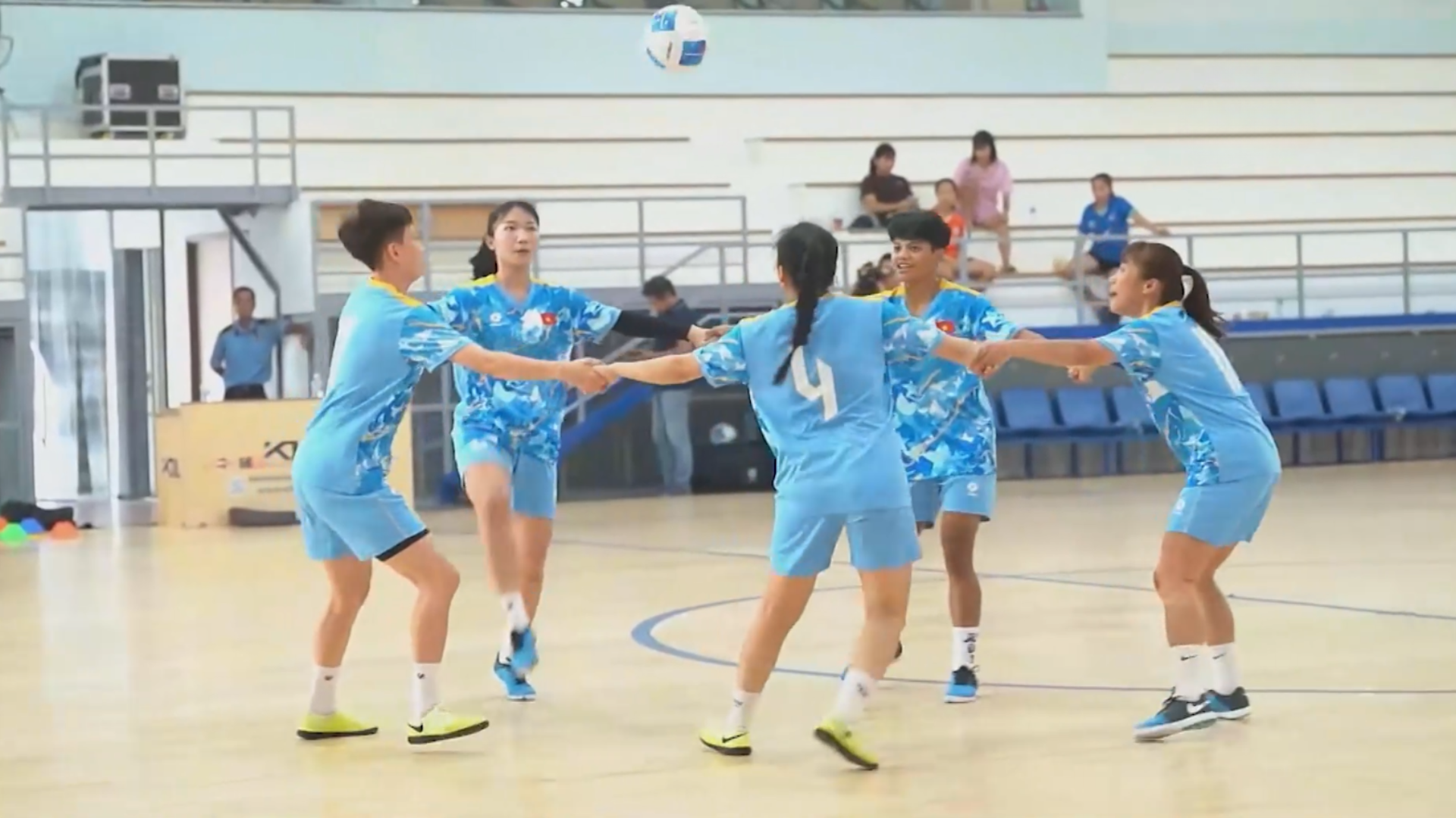 ĐT Futsal nữ Việt Nam nỗ lực tập luyện trong Tết