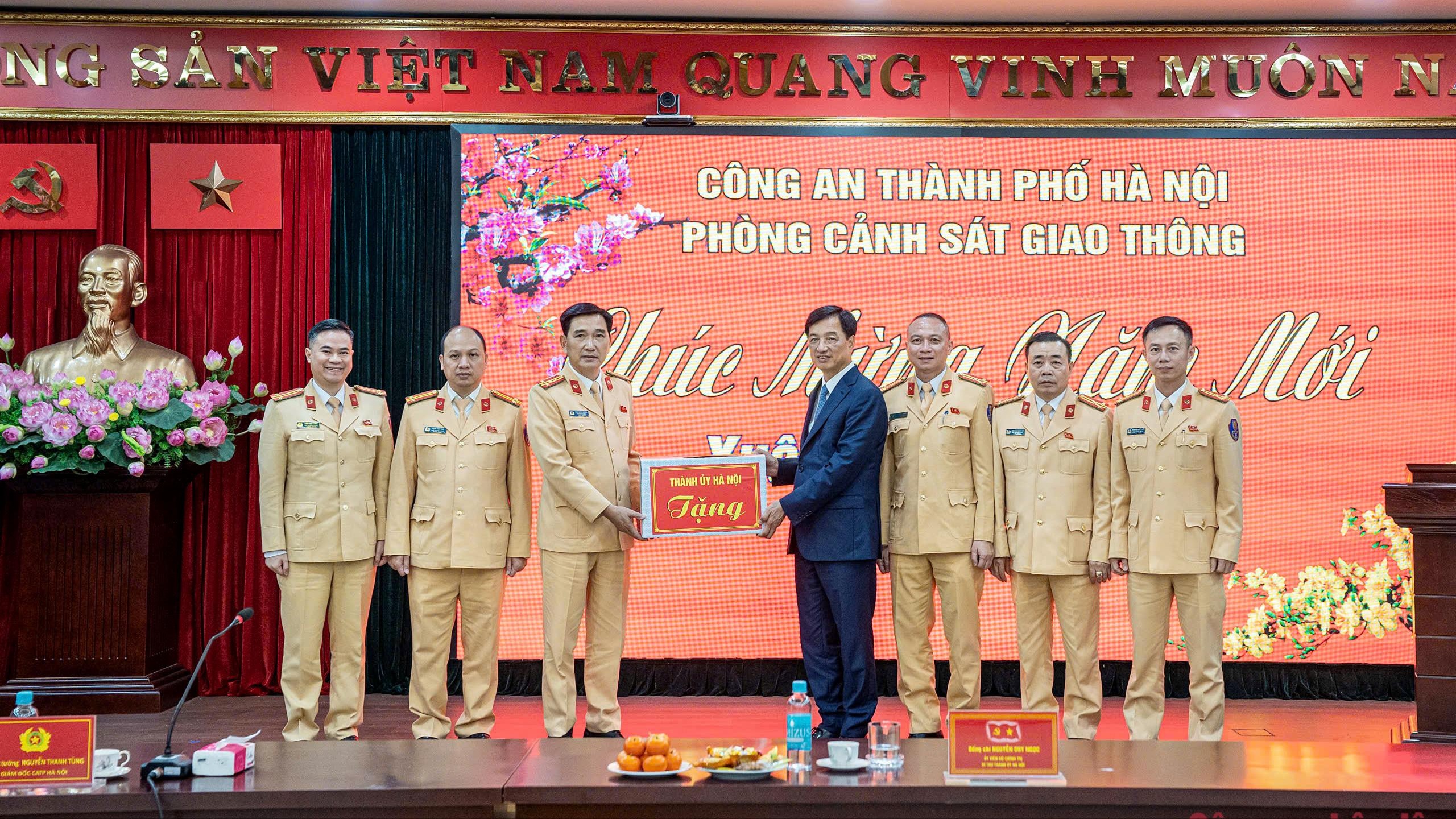 Bí thư Thành ủy Nguyễn Duy Ngọc thăm, động viên cán bộ chiến sĩ CSGT