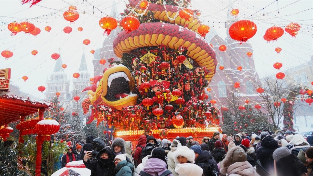 Đường phố Moscow, Nga rực sắc đỏ của Tết