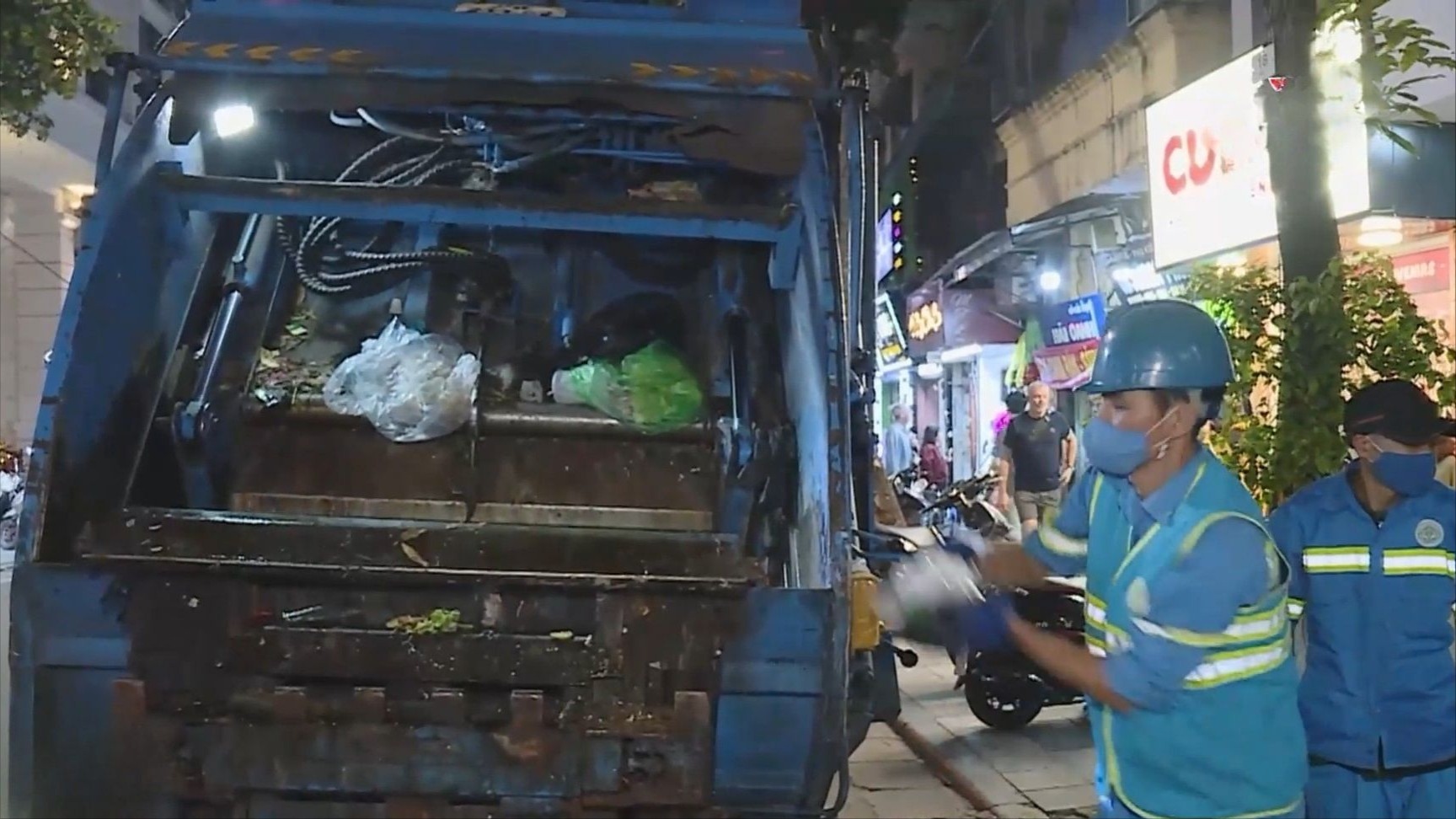 Những người làm việc xuyên Tết để giữ Thủ đô sạch đẹp