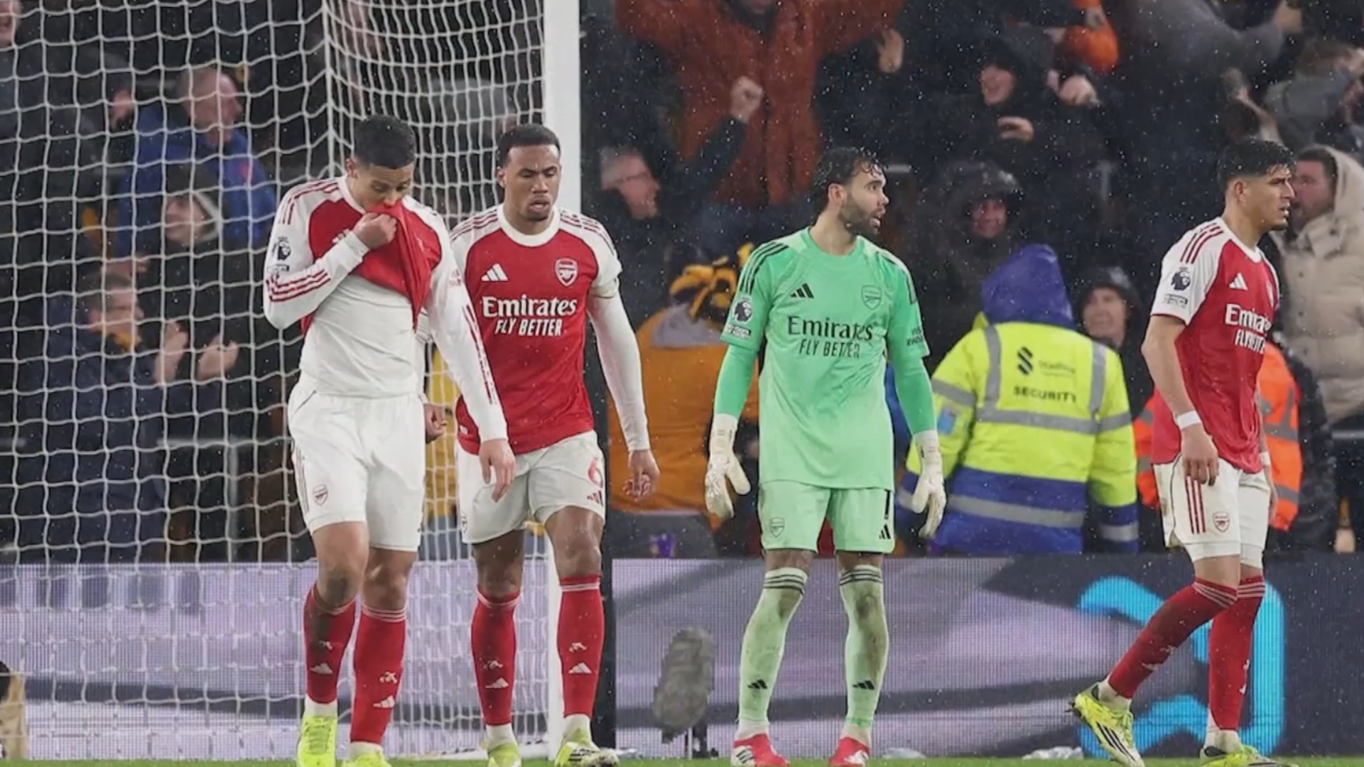 Arsenal mất điểm ở phút cuối cùng