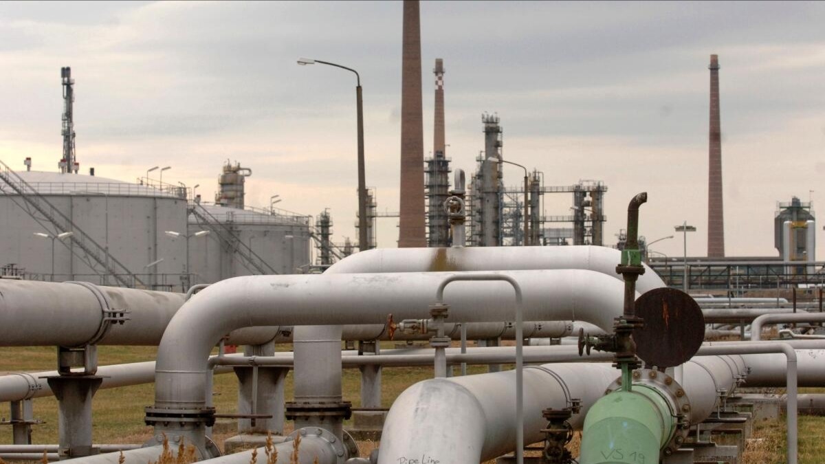 Hungary và Slovakia tạm ngừng xuất khẩu dầu diesel sang Ukraine