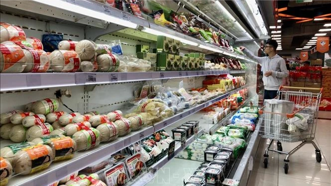 Thị trường hàng hóa mùng 3 Tết nhộn nhịp, giá tăng nhẹ