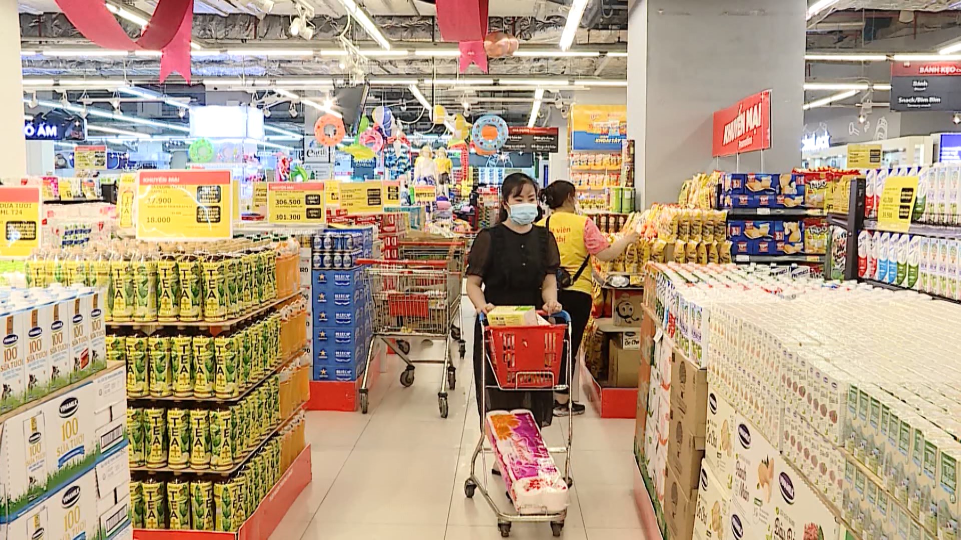 Thị trường mùng 2 Tết Bính Ngọ dần sôi động