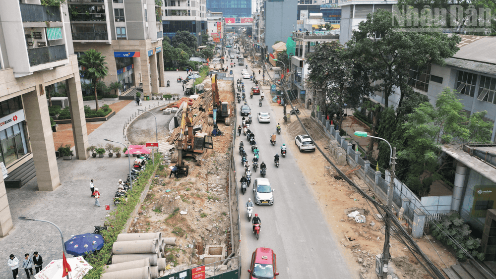 Thi công mở rộng đường Nguyễn Tuân, lưu thông khó khăn