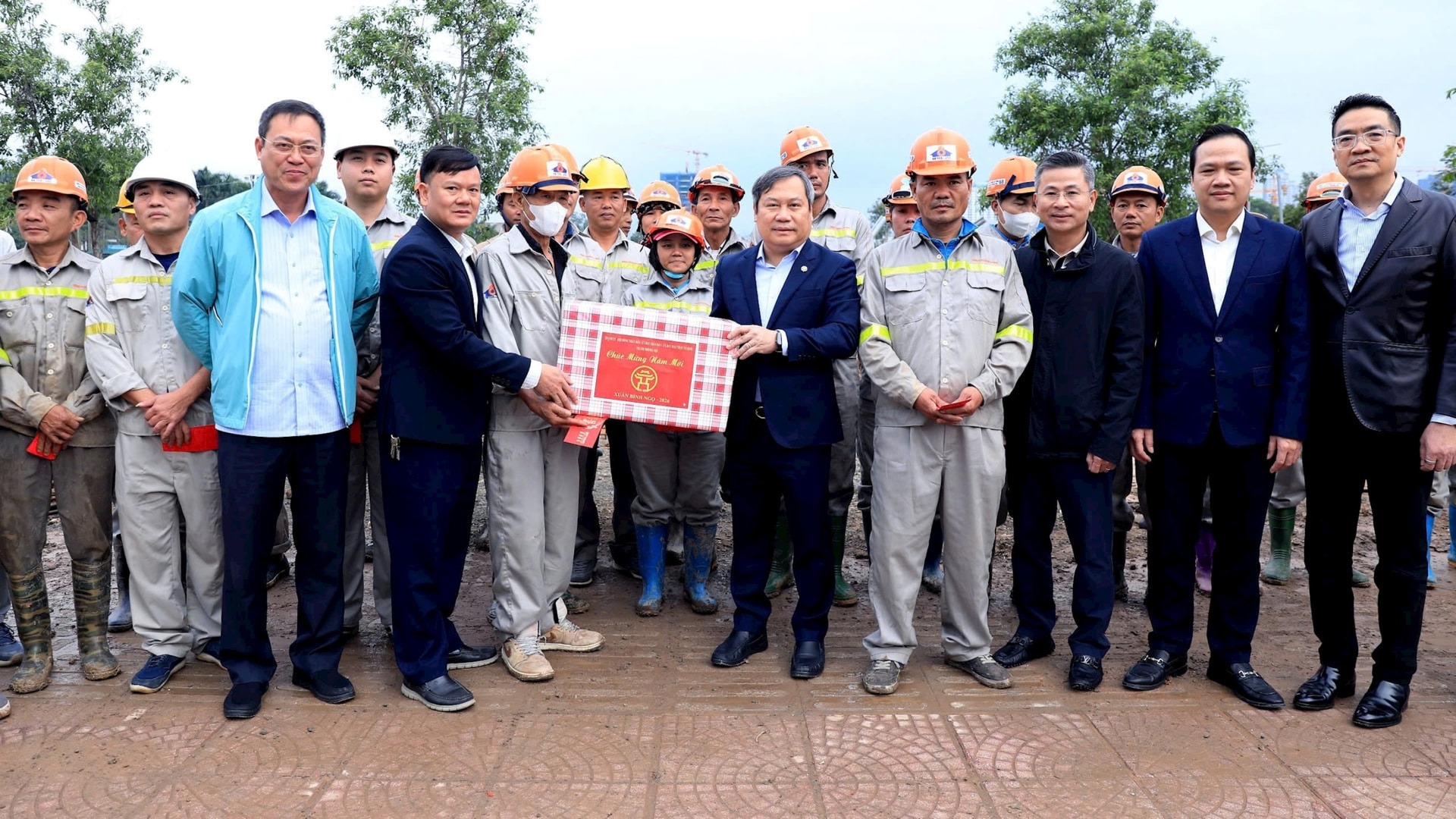 Chủ tịch UBND TP. Hà Nội kiểm tra, chúc Tết tại một số công trường thi công dự án chống úng ngập