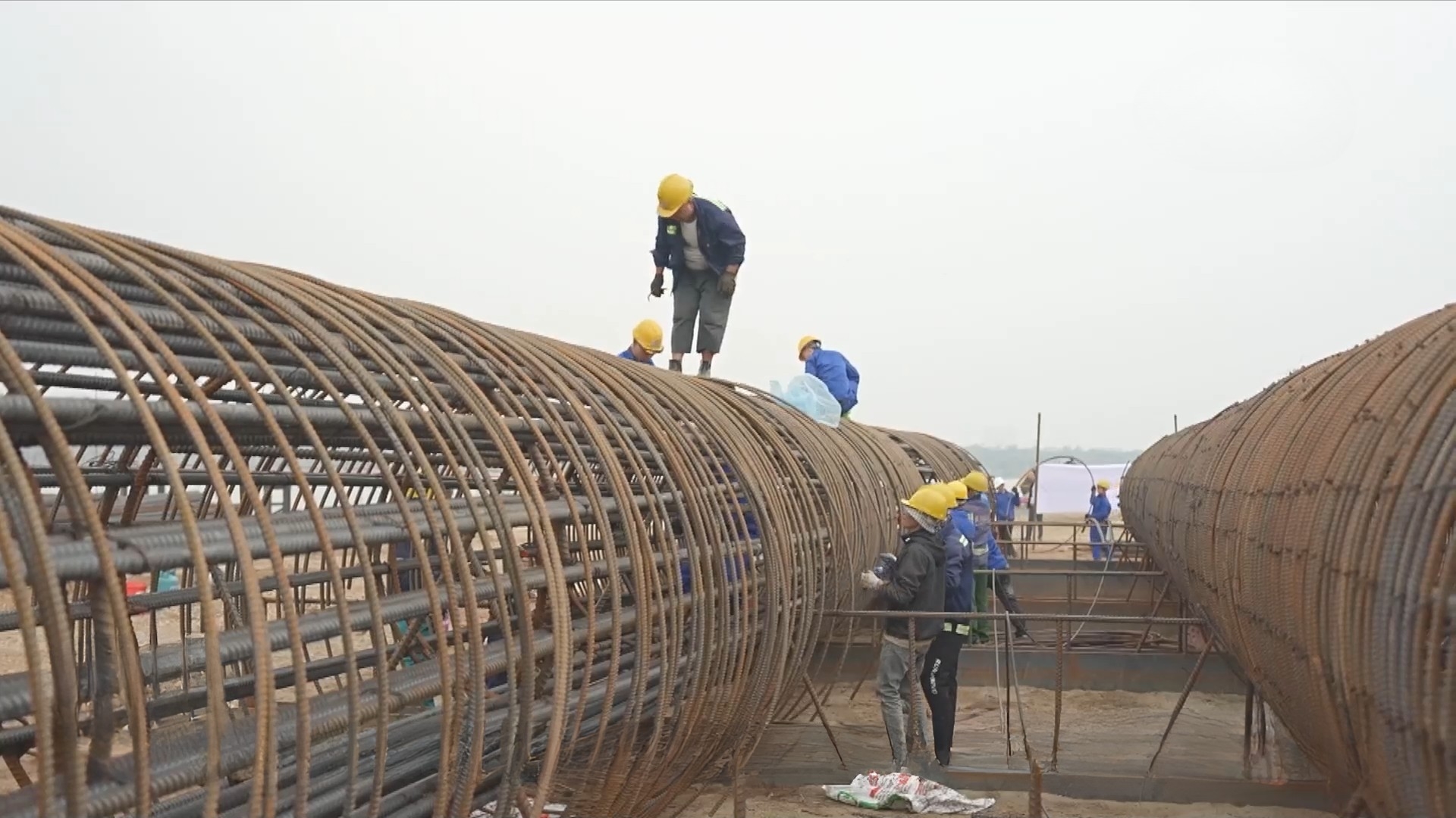 Thi công xuyên Tết trên công trường cầu Ngọc Hồi