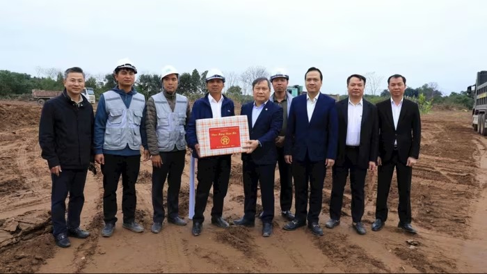 Khẩn trương thi công các công trình chống ngập trong dịp Tết