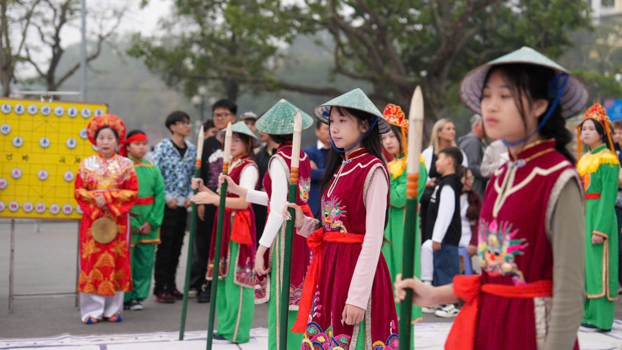 Rộn ràng lễ hội ‘Cờ người - Nét đẹp văn hóa truyền thống Việt’ giữa Thủ đô