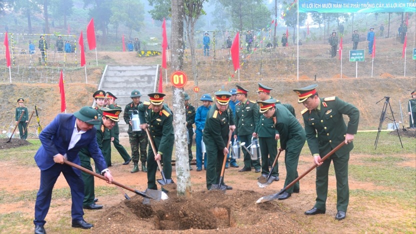 Tết trồng cây tại Trung đoàn 692 thuộc Sư đoàn 301