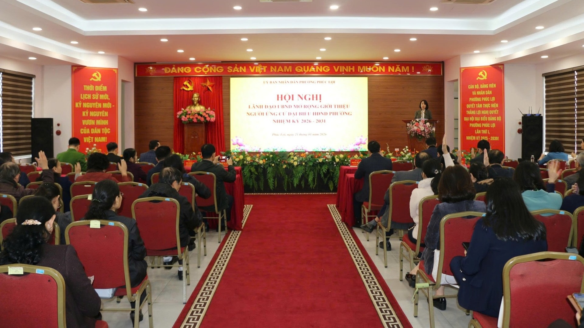 Phường Phúc Lợi in và cấp phát thẻ cử tri đến từng hộ gia đình