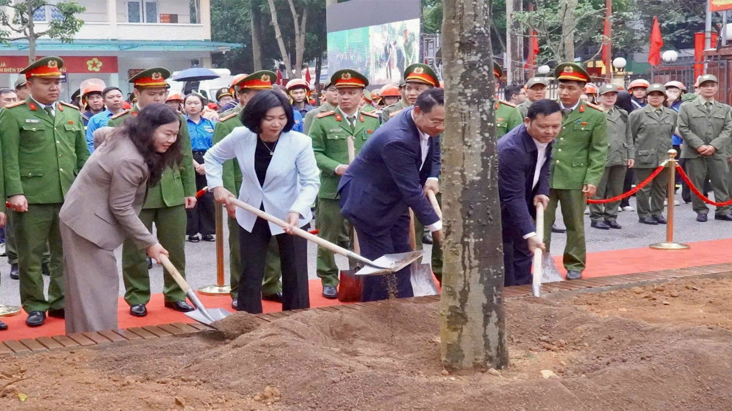 Phó Bí thư Thành ủy, Chủ tịch HĐND Thành phố trồng cây