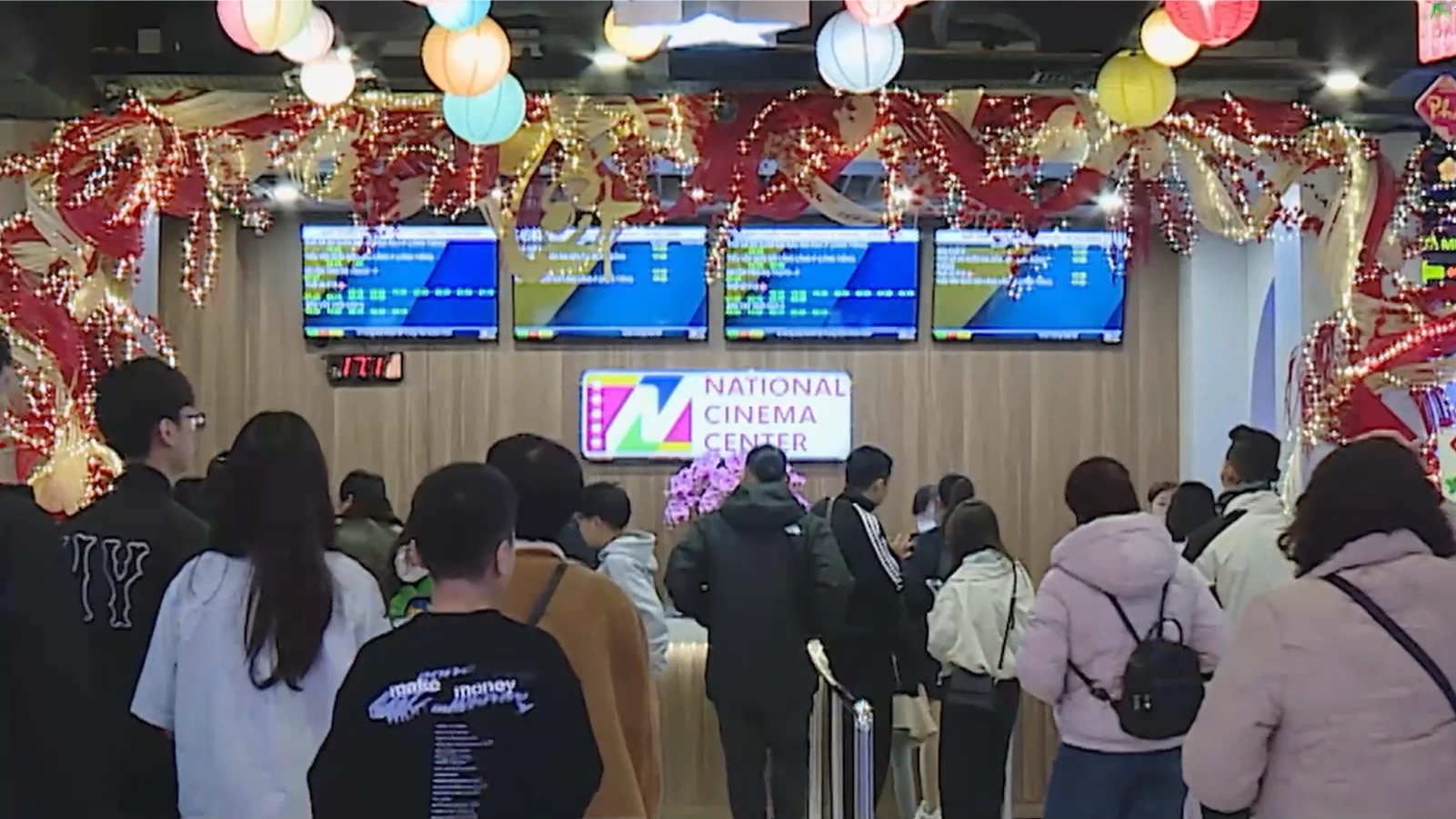 Rộn ràng xem phim chiếu rạp ngày Tết