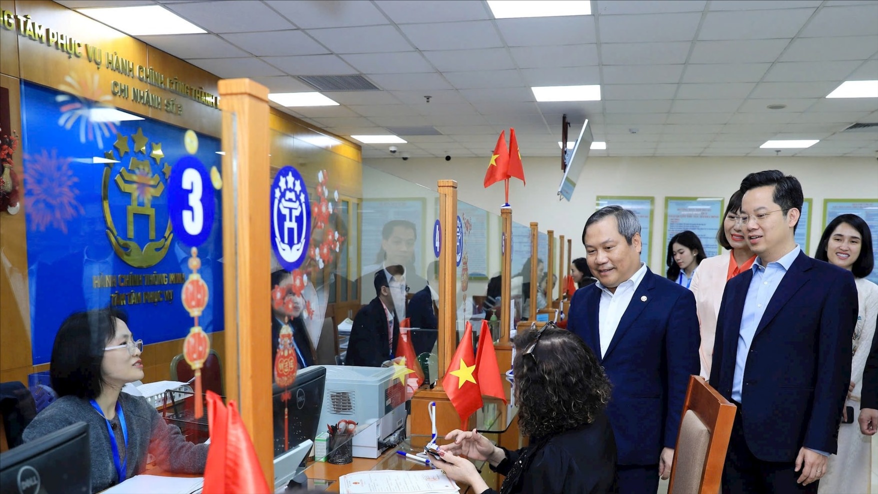 Bộ máy hành chính vận hành thông suốt ngày làm việc đầu năm