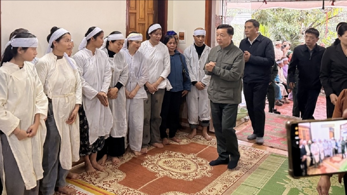 Thăm hỏi gia đình nạn nhân vụ chìm tàu hồ Thác Bà