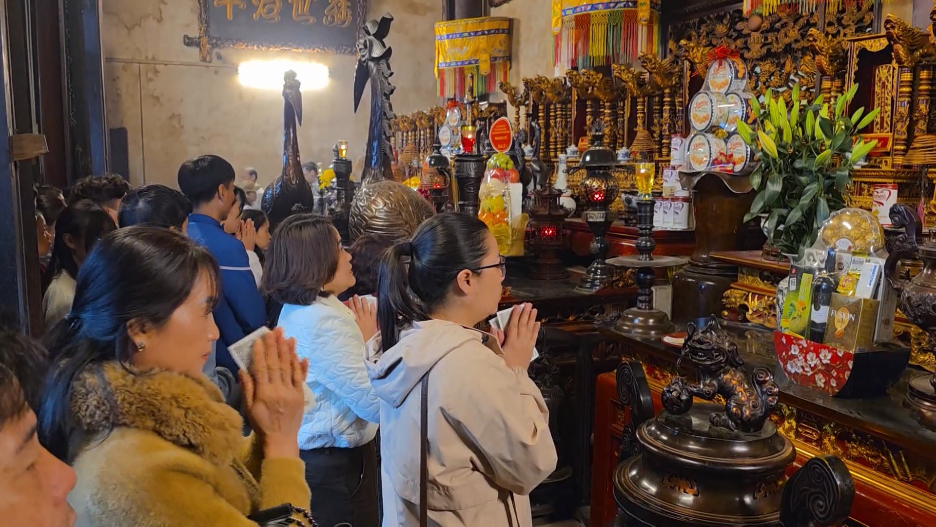 Đông đảo du khách tới đền Trần dịp đầu xuân năm mới