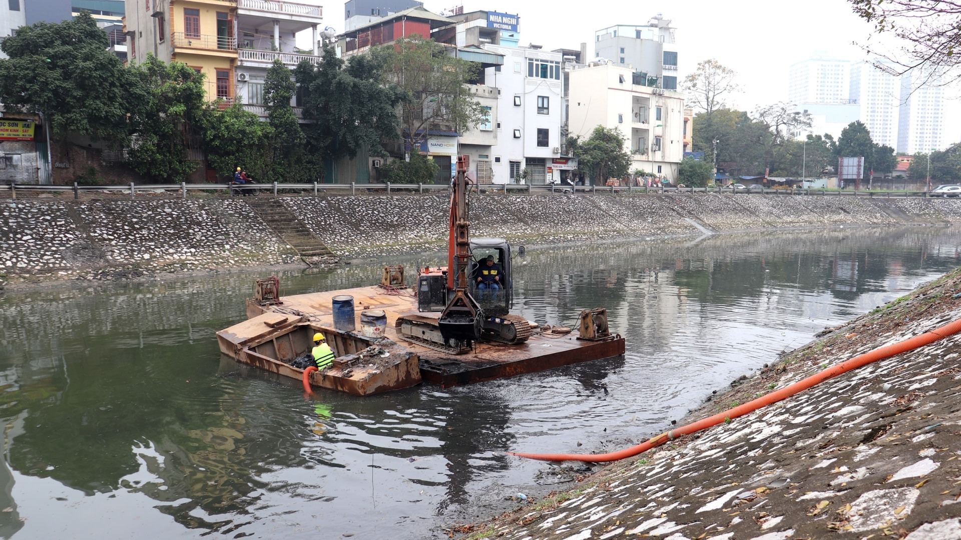 Hà Nội nạo vét hơn 300m hạ lưu sông Kim Ngưu