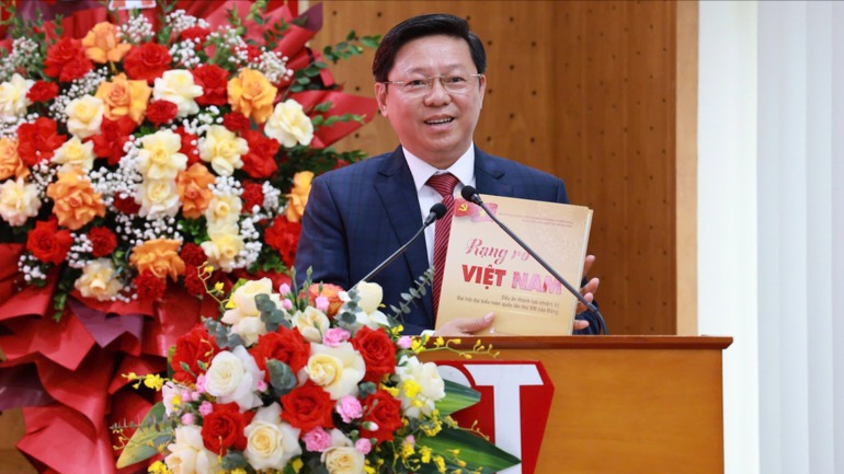 Ra mắt sách 'Rạng rỡ Việt Nam'